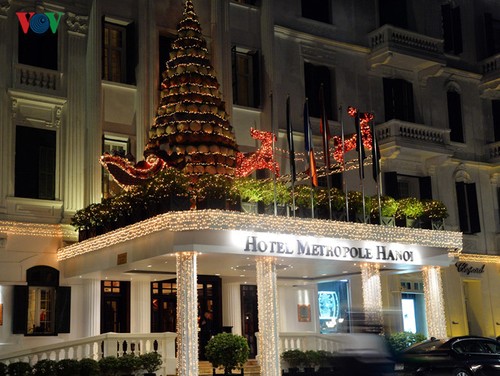 Hanoi streets lit up as merry Christmas comes - ảnh 5